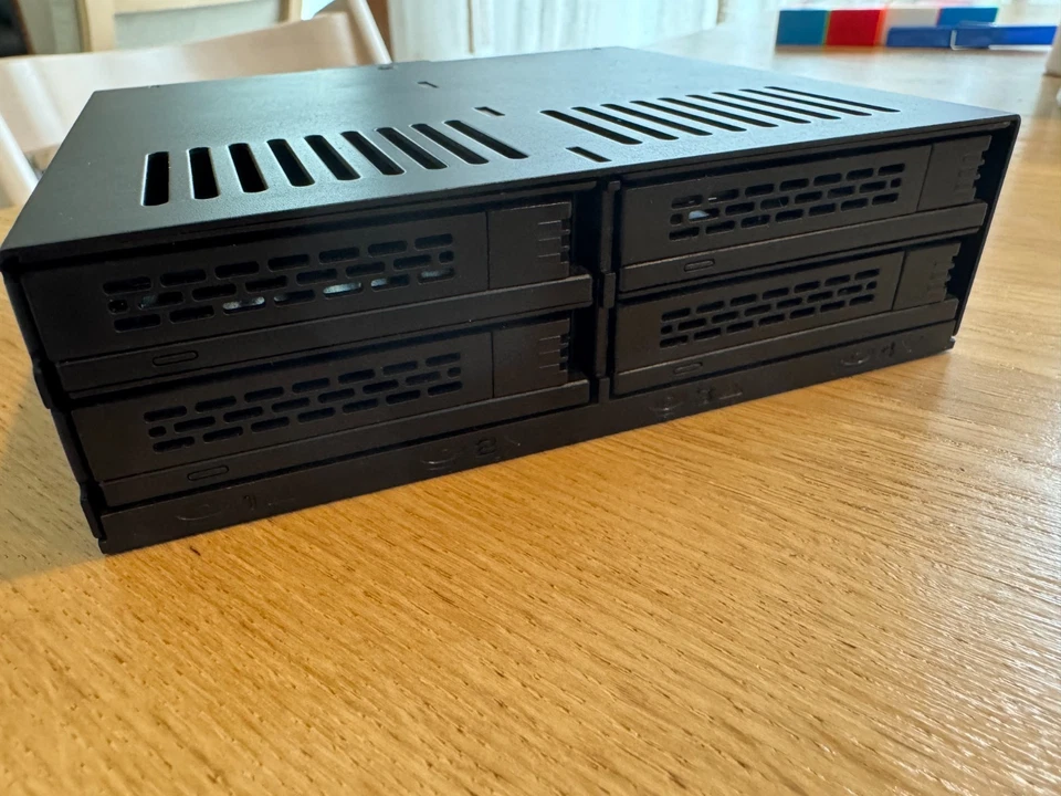 ICY DOCK ExpressCage MB324SP-B – Cage Hot-Swap 4×2.5" SATA/SAS per bay 5,25" - Immagine 1 di 4