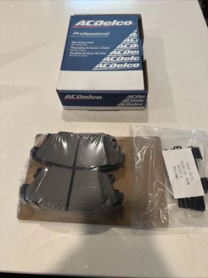 New GM 19428012 Front Disc Brake Pad Set Cadillac ATS Verano Volt Encore Trax - Image 1 of 4