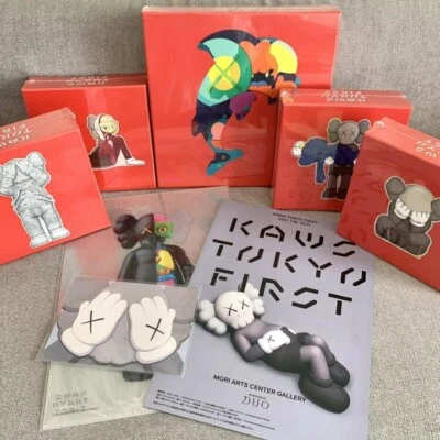 KAWS TOKYO FIRST Jigsaw Puzzle Set di 5 con file trasparente e cartolina JAPA... - Immagine 1 di 4