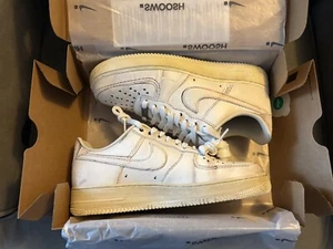 Nike Air Force 1 Low Dot Swoosh Herren Größe 10,5 Dirty Triple White HJ9346-100 NEU - Bild 1 von 13