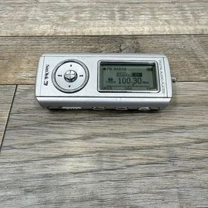 SanDisk Sansa SDMX1 ( 1.0 GB) Digital Media MP3 Player Silver Works great - Picture 1 of 5