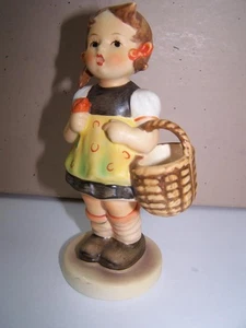 Vintage 1982 Goebel Figur Hummel Mädchen mit Korb & Blumen W. Germany 13/1 5" - Bild 1 von 3