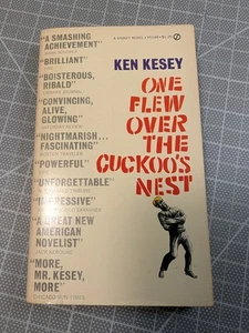 Einer flog über das Kuckucksnest von Ken Kesey (1962, Signet Classic Taschenbuch) - Bild 1 von 6