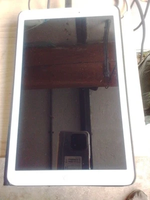 Verkaufe Mein  Tablet Oben Links Ein Kleiner Riss Aber Nicht Im Sichtbereich - Bild 1 von 3