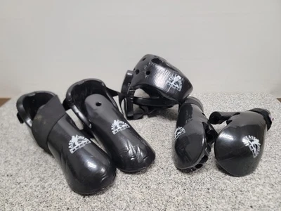 Juego de equipo de combate de karate Macho East West arnés, guantes, almohadillas para los pies Foto 1 de 4