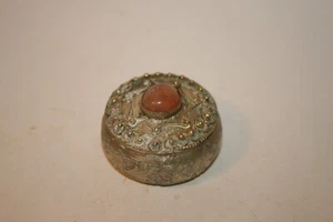 Leere verzierte Pillendose im Vintage-Look mit eingelegtem Stein - Bild 1 von 10