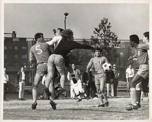 1968 finales de los 60 B&W LIU Long Island University juego de fútbol tiro de acción Alan Tepper - Imagen 1 de 3