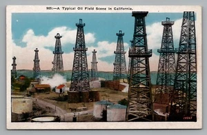 Escena del campo petrolífero de California Derricks petroleros de madera sin publicar postal de borde blanco - Imagen 1 de 2