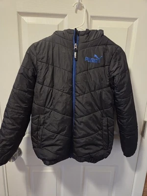 Chaqueta acolchada negra con capucha con logotipo para niño Puma talla 10/12 azul acento cremallera completa Foto 1 de 4