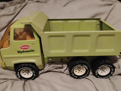 VINTAGE 1960/70'S PRESSED STEEL TONKA HYDRAULIC DUMP TRUCK - GREEN Reconditioned - image 1 of 4