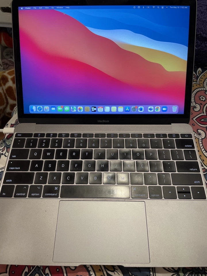 Apple MacBook 12" A1534 MNYF2LL/A w/M3-7Y32 1.2GHz 8GB 256GB SSD (2017) - Used - Image 1 of 3