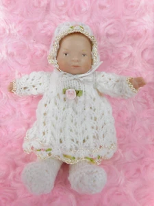 VINTAGE PORCELAIN/CLOTH BODY DOLL~6"~WHITE KNITTED BONNET~DRESS~TIGHTS - Picture 1 of 9