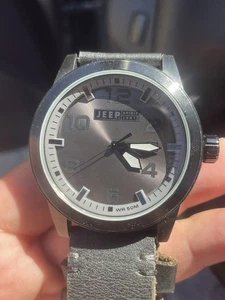 JEEP WATCH! Jeep Spirit 1941 43mm Quartz Black Steel Wristwatch w/ Leather Strap - Bild 1 von 10