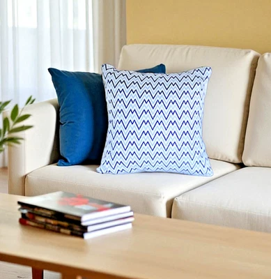 Almohada Bargello Hecha a Mano - Patrón Chevron en Azul y Blanco, 16x16" Foto 1 de 3