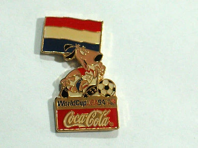 Значок события чемпионата мира по футболу 1994 года, флаг Нидерландов и талисман собаки нападающего, (#139) **) - Изображение 1 из 2