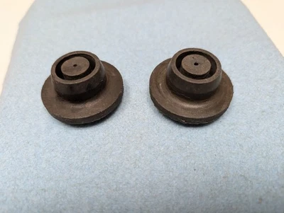 05 20 Toyota 07 22 Lexus Upper Radiator Rubber Mounting Insulator Cushion ( 2 ) - Image 1 of 4