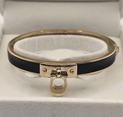 Brazalete Brazalete Coach Tono Dorado Negro Esmalte Bisagras Palanca Colgante Logo Foto 1 de 4