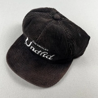 Gorra Undefeated Los Angeles Snapback Negra Pana Script Logo Ajustable Foto 1 de 4