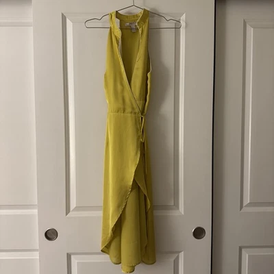 Vestido envolvente amarillo contemporáneo Forever 21 con robo blanco talla pequeña Foto 1 de 4