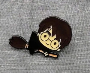 Harry Potter Fliegen auf Besen Pin im Organza Geschenktüte - Bild 1 von 4