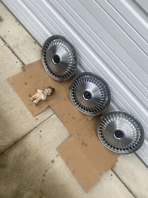 Pontiac Firebird 1972 1973 14 pulgadas tapacubos cubierta de rueda S 1 Ok 2 Banged Up OEM Foto 1 de 4