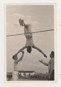 Zärtlich gutaussehende junge Männer muskulöser Körper ungewöhnliche körperliche Choreographie schwul - Bild 1 von 1