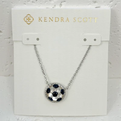 Collar colgante corto de plata de fútbol Kendra Scott en marfil nácar Foto 1 de 4