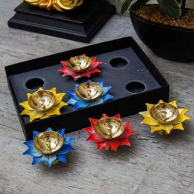 Juego de 6 lámparas de aceite de latón con hojas de hierro con diseño de loto diya de latón artesanal Foto 1 de 4