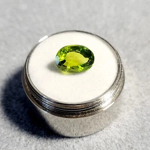 Natürlicher handgeschnittener hellgrüner Peridot facettierter ovaler Edelstein; 3,89 kt; 10x7 mm; Arizona - Bild 1 von 9