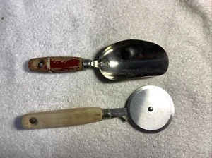 Vintage A&J Level Full 1/4 Cup Kitchen Scoop w/ Red Wood Handle & Pizza Cutter - Picture 1 of 9