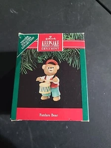Fanfare Bear '1991' Piccolo batterista orso tenero tocchi ornamento distintivo - Foto 1 di 2