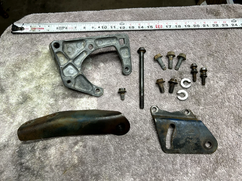 1983-1986 Ford F-150 - 4.9L 300 - Bomba de direção hidráulica conjunto de montagem de suporte com parafusos - Imagem 1 de 4