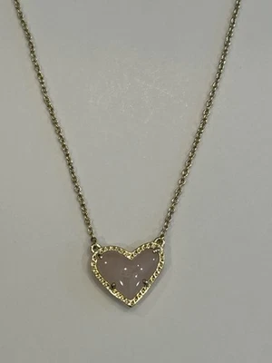 COLAR PINGENTE DE OURO CORAÇÃO KENDRA SCOTT ARI EM QUARTZO ROSA - Imagem 1 de 4