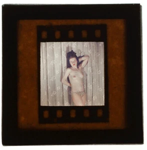 Original vintage años 40 desnudo por cortina, diapositiva de color temprano - Imagen 1 de 1