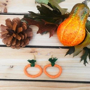 NEU Handgefertigte Makramee Kürbis Ohrringe, Herbst Ohrringe, Nickelfrei mit Geschenkbox - Bild 1 von 4