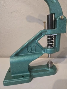 QJ Prensa de mano Máquina de abrochado manual Estrangulador Ojo Remache Herramienta de instalación Escritorio - Imagen 1 de 8