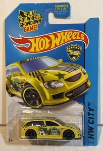 Hot Wheels AUDACIOUS Die Cast Car Amarillo Verde Fútbol NUEVO 2013 HW City Series - Imagen 1 de 4