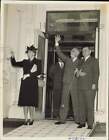 1940 Pressefoto Franklin Roosevelt und seine Frau winken Bewunderern im Weißen Haus zu