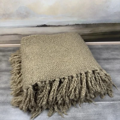 Manta Pottery Barn Dreamy tejida a mano con flecos 50”x60” lavada en camello Foto 1 de 4