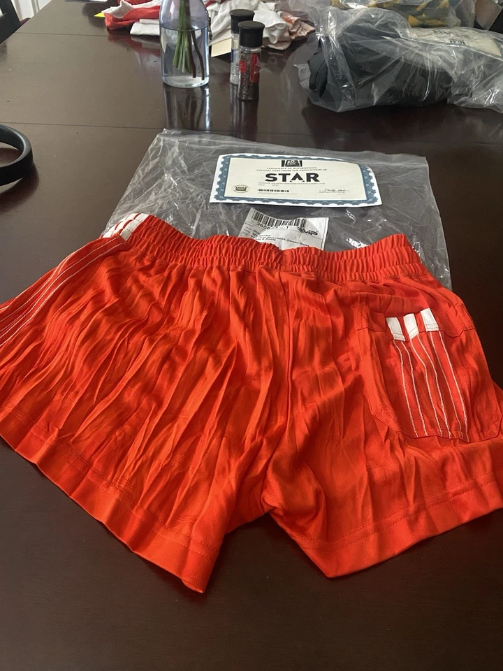 Pantalones Cortos Adidas X Alexander Wang en Rojo Usados en Estrella en Fox Por Star Jude Demorest Foto 1 de 3