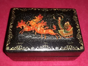 Petite boite Laquée Russe conte et légende traineau 6,5x4,5x3 Signée LOT N°4 - Foto 1 di 5