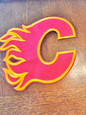 "PARCHE DE CHAQUETA DE HIERRO ORO ROJO LLAMAS CALGARY 8,75"" X 9""" Foto 1 de 2