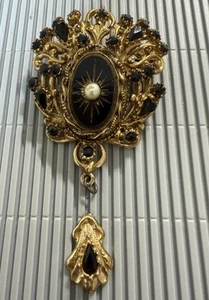 Vintage Sphinx Gold Tone Black Glass W Faux Pear Oval Pin Brooch Signed Broken - Picture 1 of 6