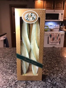 VINTAGE Beeswax Design Spiral Taper Candles 12" Christmas Green Hand Formed NEW - Picture 1 of 19