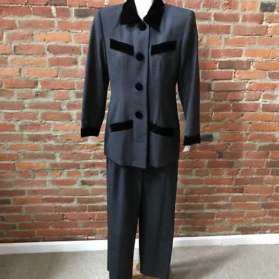 Traje Pantalón Arnold Scaasi Para Mujer Gris Carbón Borde Terciopelo SFA Plisado Delantero 4 Foto 1 de 4