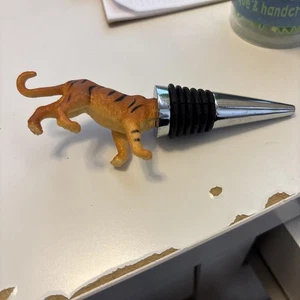 Tapón de vino para animales sedientos Tigre trasero tapa de botella único y hecho a mano - Imagen 1 de 9