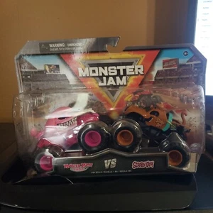 Monster Jam SCOOBY-DOO vs Monster Mutt POODLE  1:64 Series 20 🌟NEW🌟 - Picture 1 of 1