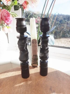 Candelabros tallados étnicos tribales africanos de madera vintage y par de velas Bolsius Foto 1 de 4