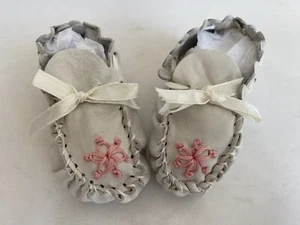 Vintage weiße Leder BABYSCHUHE / Mokassins mit rosa Stickerei | antike Schuhe - Bild 1 von 5