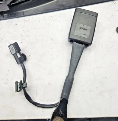 2013 - 2018 CADILLAC ATS ПЕРЕДНИЙ ПРАВЫЙ ПАССАЖИРСКИЙ РЕМЕНЬ БЕЗОПАСНОСТИ ПРЯЖКА ЧЕРНЫЙ 20992656 - Изображение 1 из 2